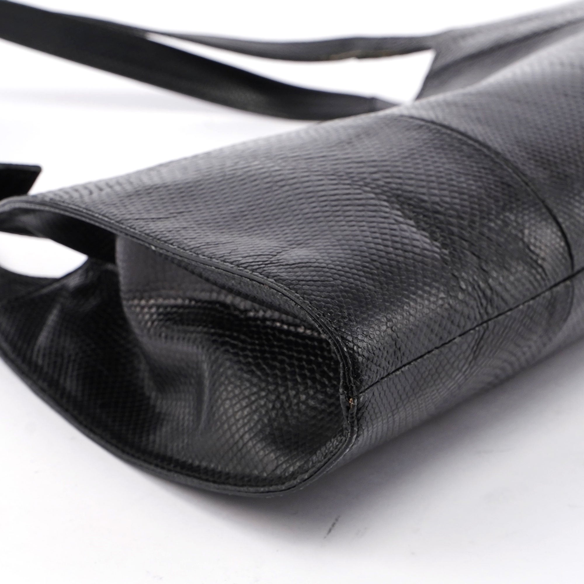 5312. Gucci Black Lizard Embossed Shoulder Bag
