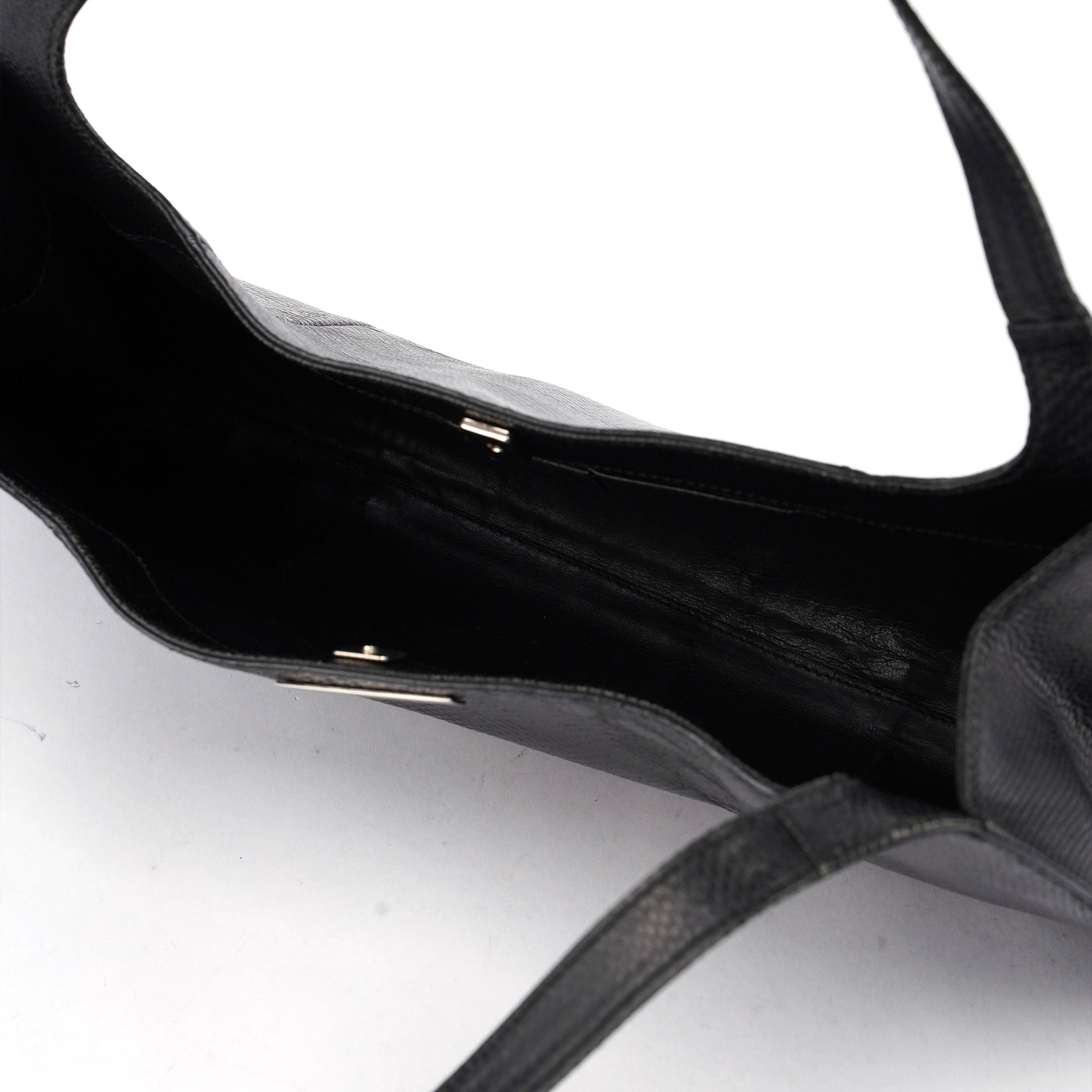 5312. Gucci Black Lizard Embossed Shoulder Bag