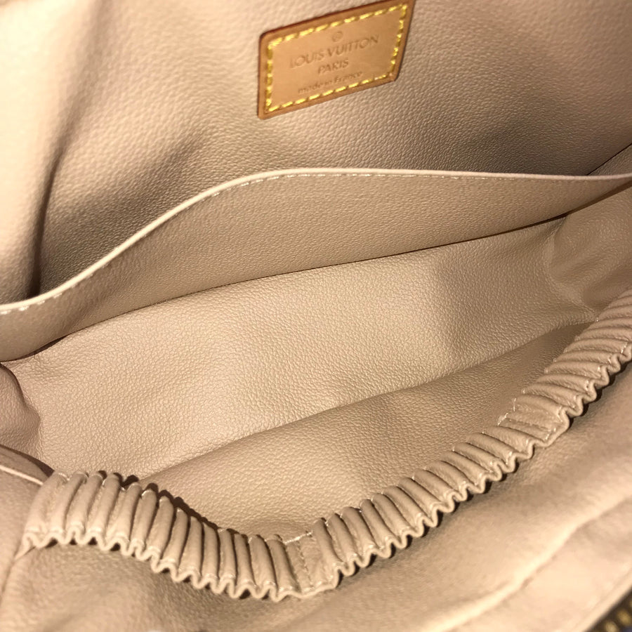 LOUIS VUITTON Monogram Truth Toilette 23 M47524 Pouch