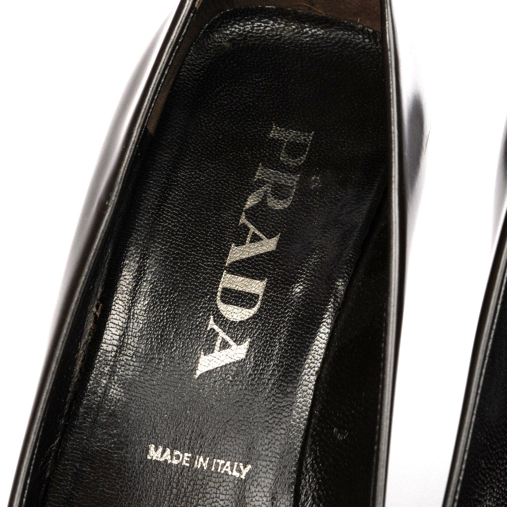 1998 Black Leather Sculpted Sole Kitten Heels
