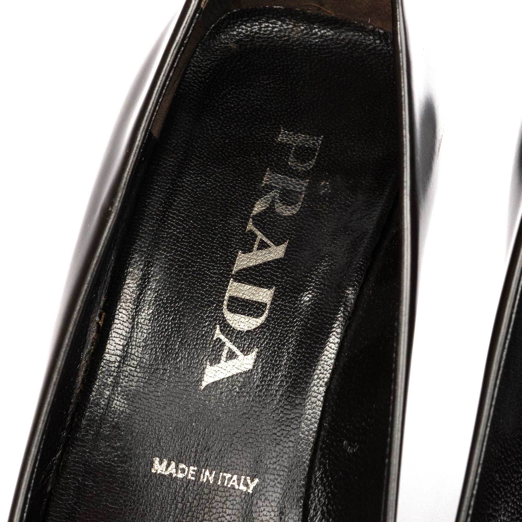1998 Black Leather Sculpted Sole Kitten Heels