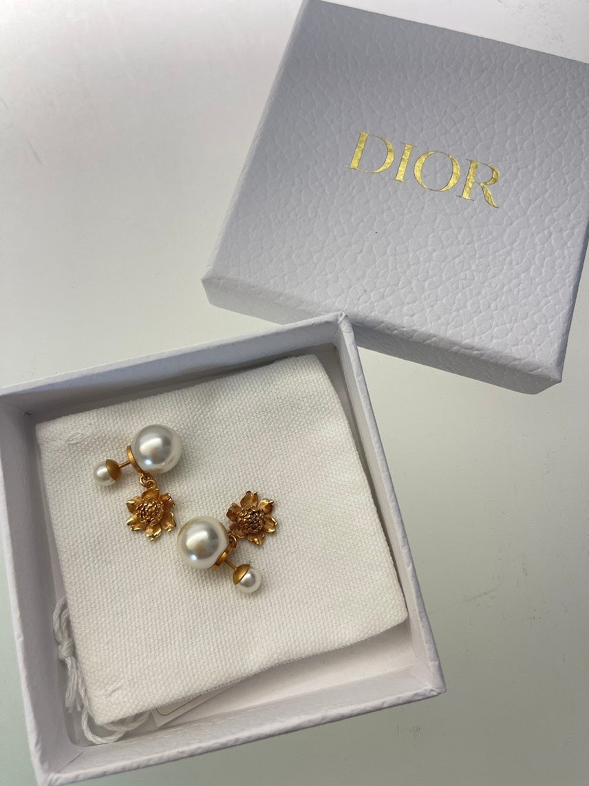DIOR White Pearl Tribales Flower Earrings