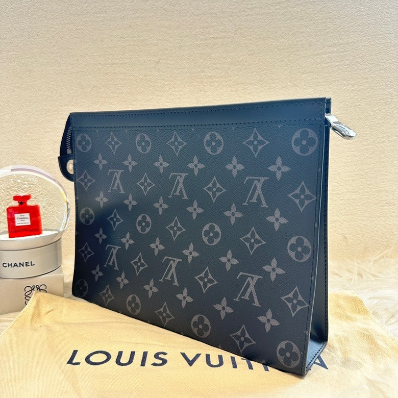 Lv men clutch microchipped 11474