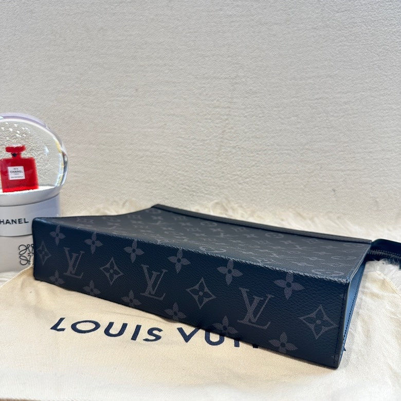 Lv men clutch microchipped 11474