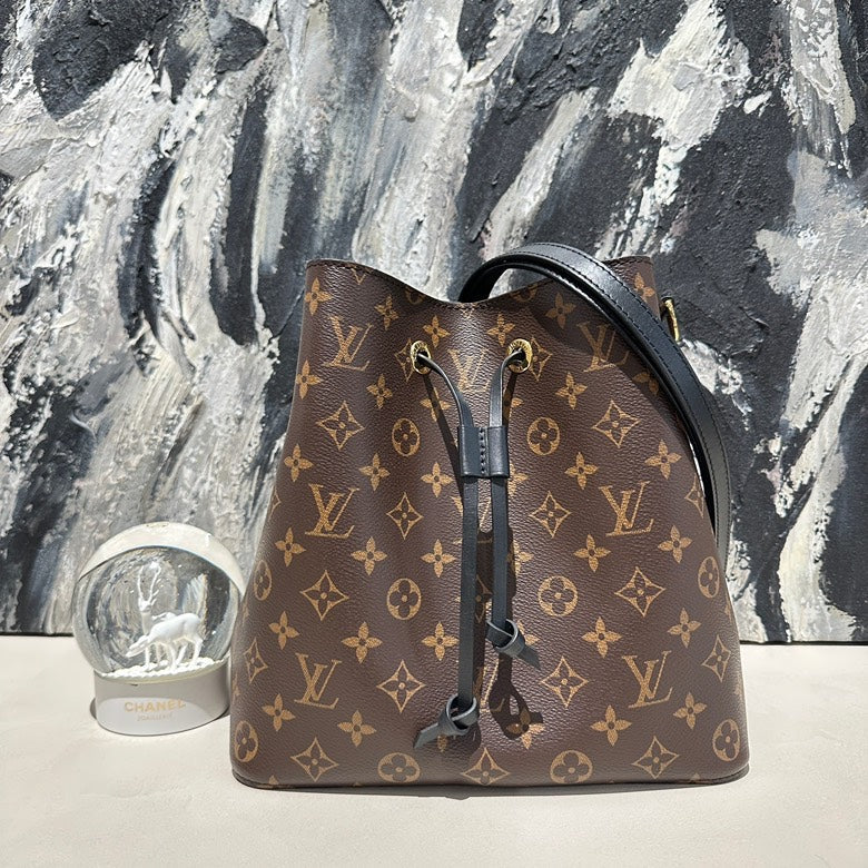   Lv neonoe microchipped monogram 13047.