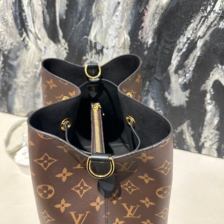 Lv neonoe microchipped monogram 13047