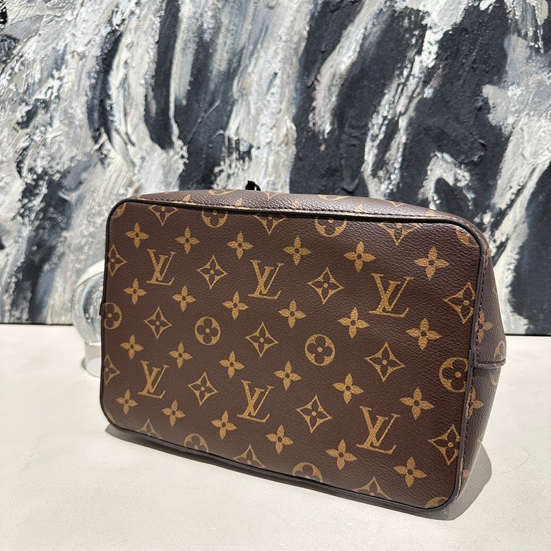Lv neonoe microchipped monogram 13047