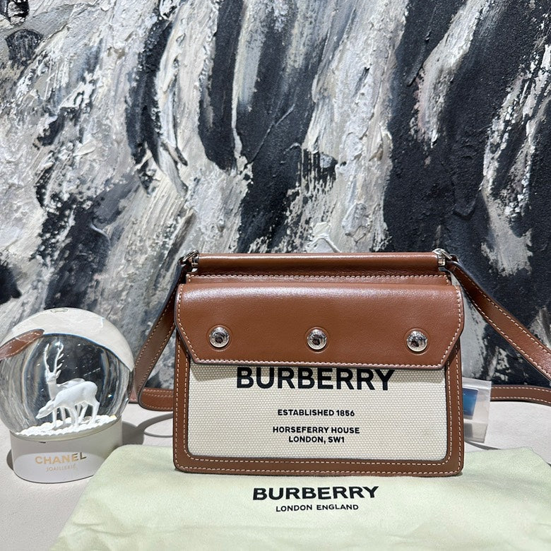   Burberry messenger bag title 13160.