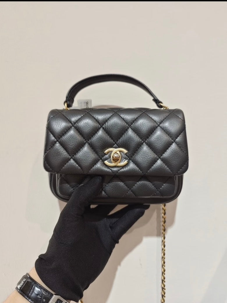  Chanel messenger handle bag calfskin affinity 13197.