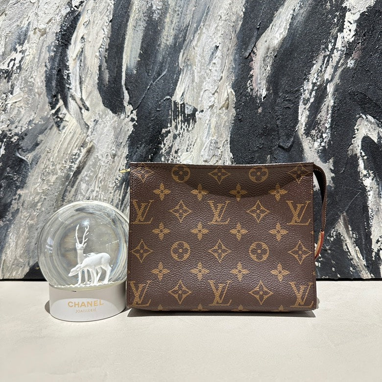Lv clutch monogram 19inches 13231