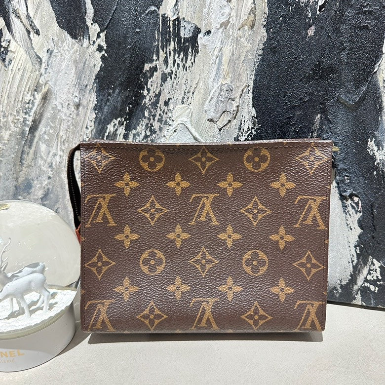 Lv clutch monogram 19inches 13231