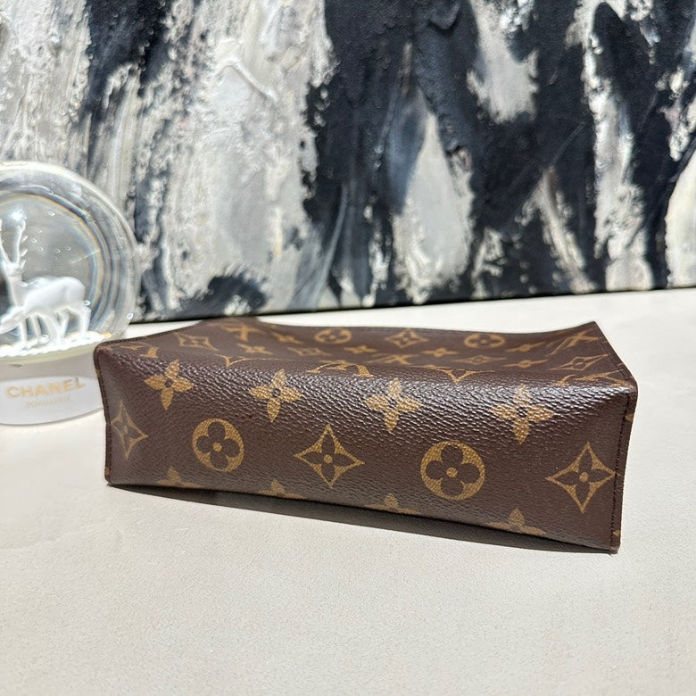 Lv clutch monogram 19inches 13231