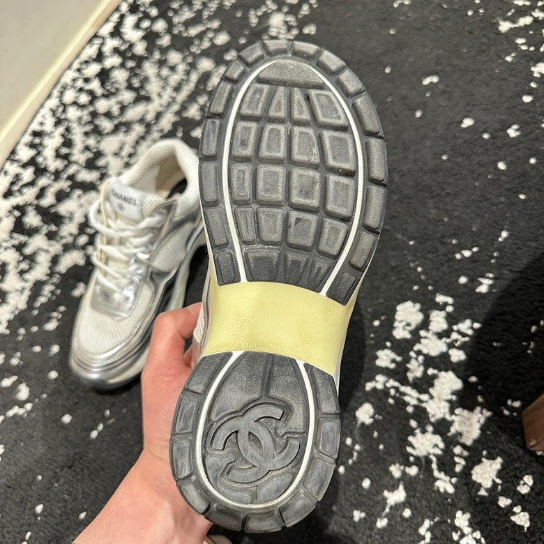 Chanel sneaker 37