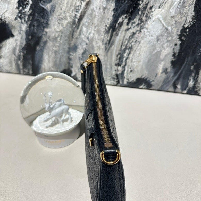 Lv pochette black microchipped 13240