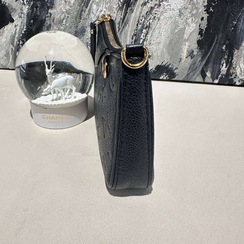 Lv pochette black microchipped 13240