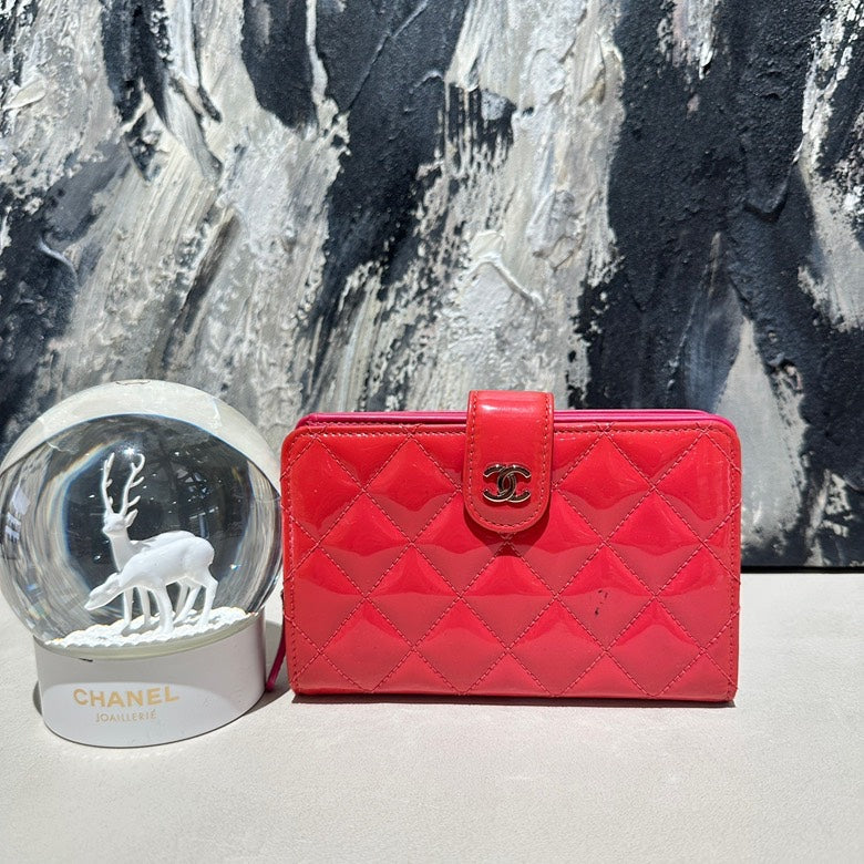   Chanel patented wallet  13305.