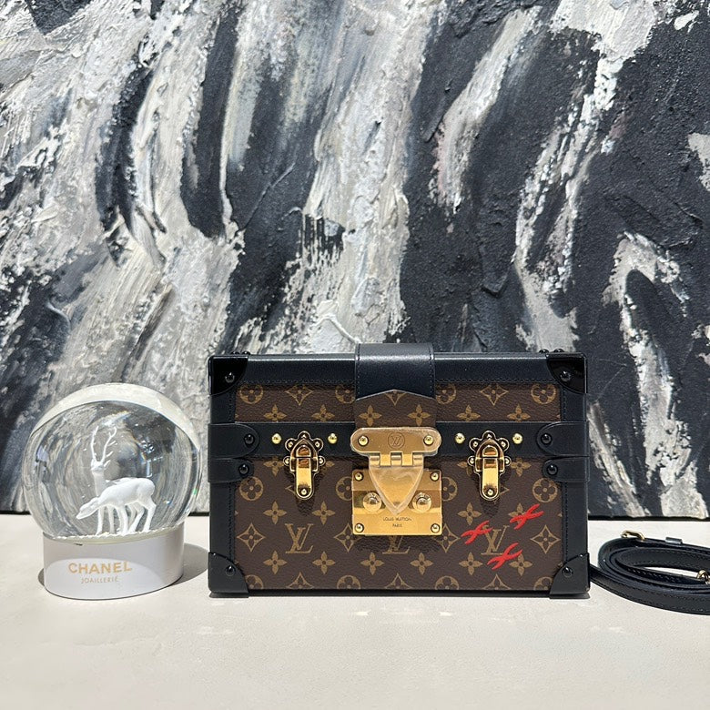   Lv hard trunk 2019 13317.