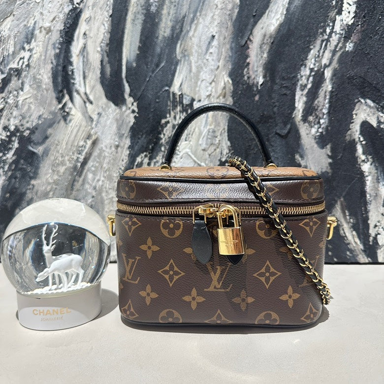   Lv vanity case monogram microchipped 13355.