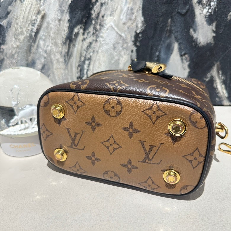 Lv vanity case monogram microchipped 13355