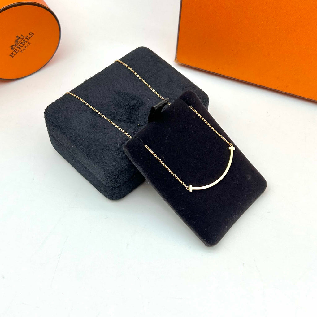 The Tiffany Small T Smile Necklace 98% New