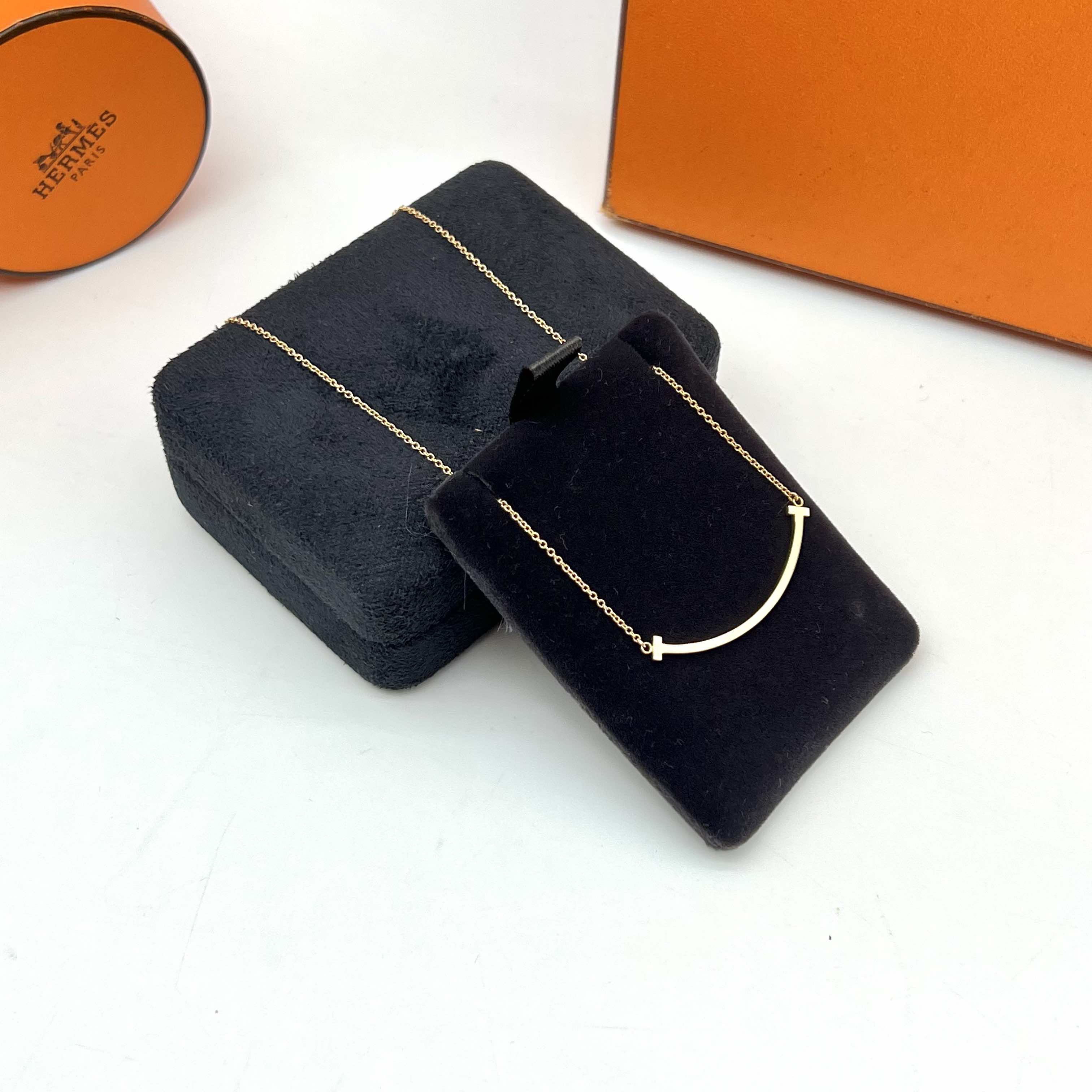The Tiffany Small T Smile Necklace 98% New