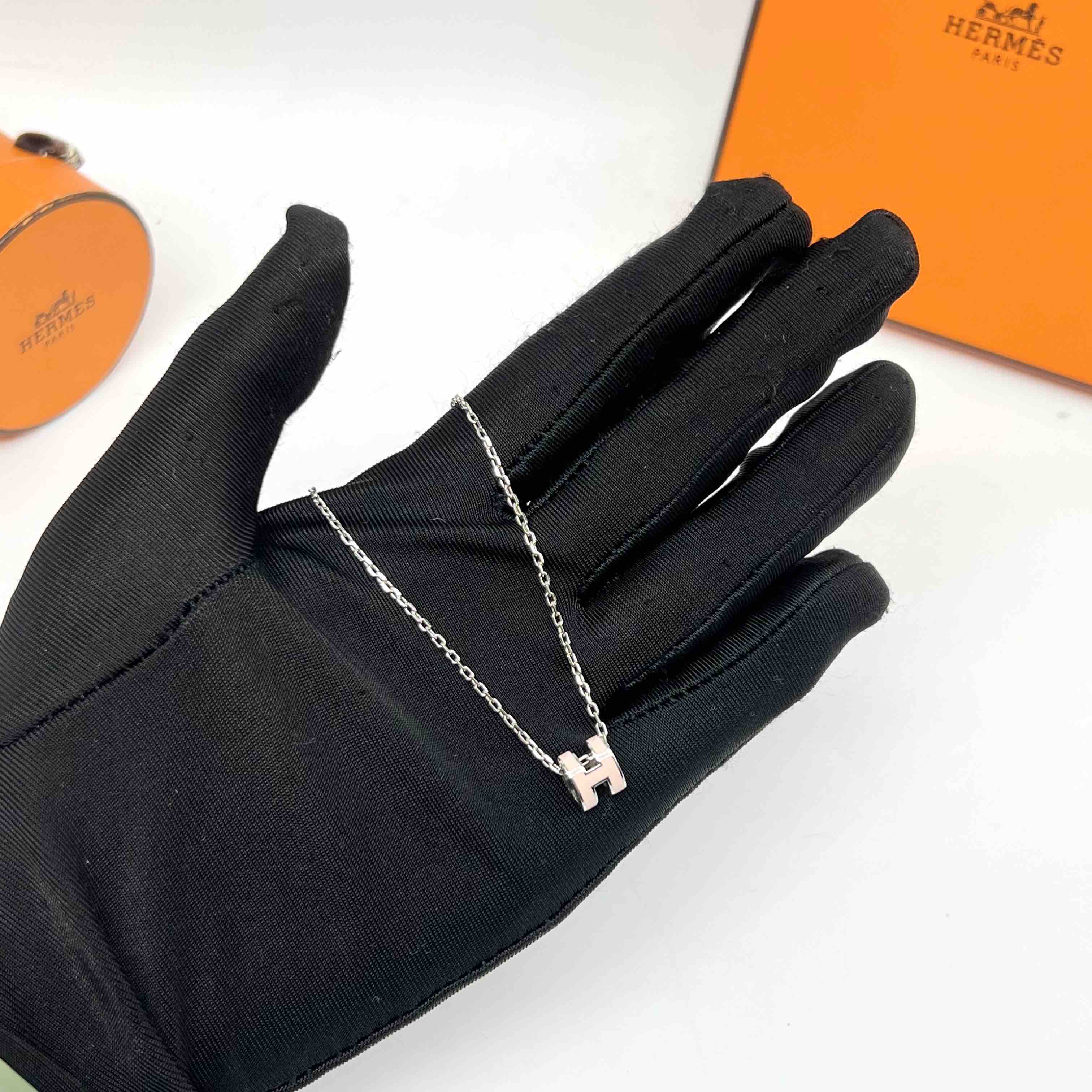 Hermes Mini Pop H Pendant Necklace in Pink 98% New
