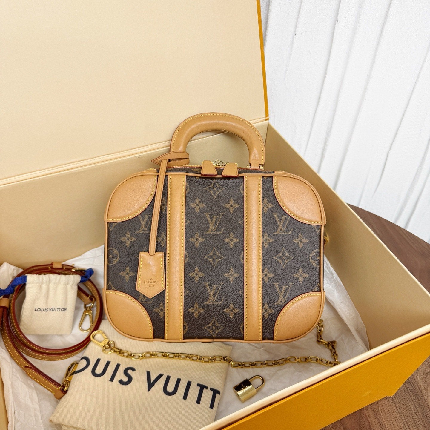 Louis Vuitton shoulder bag 17832228