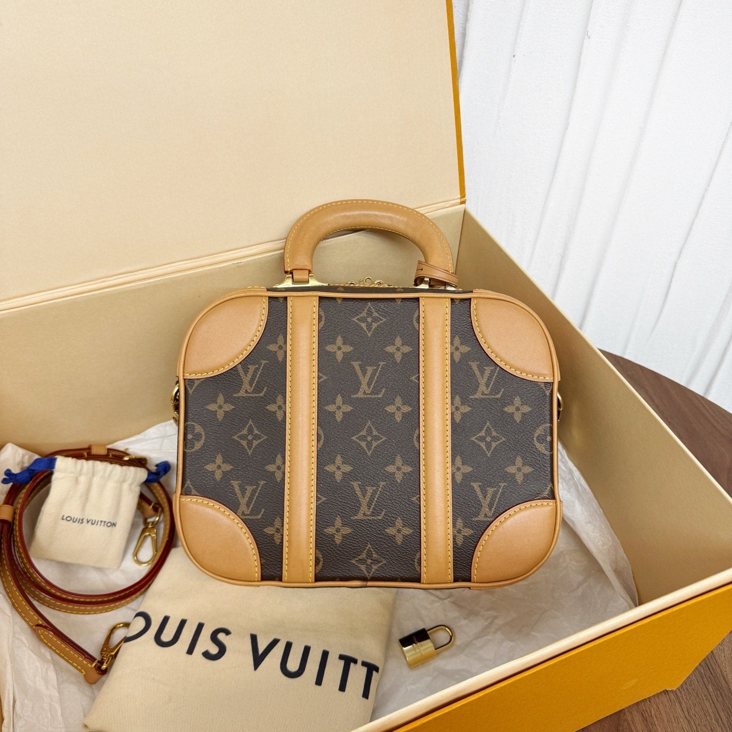 Louis Vuitton shoulder bag 17832228