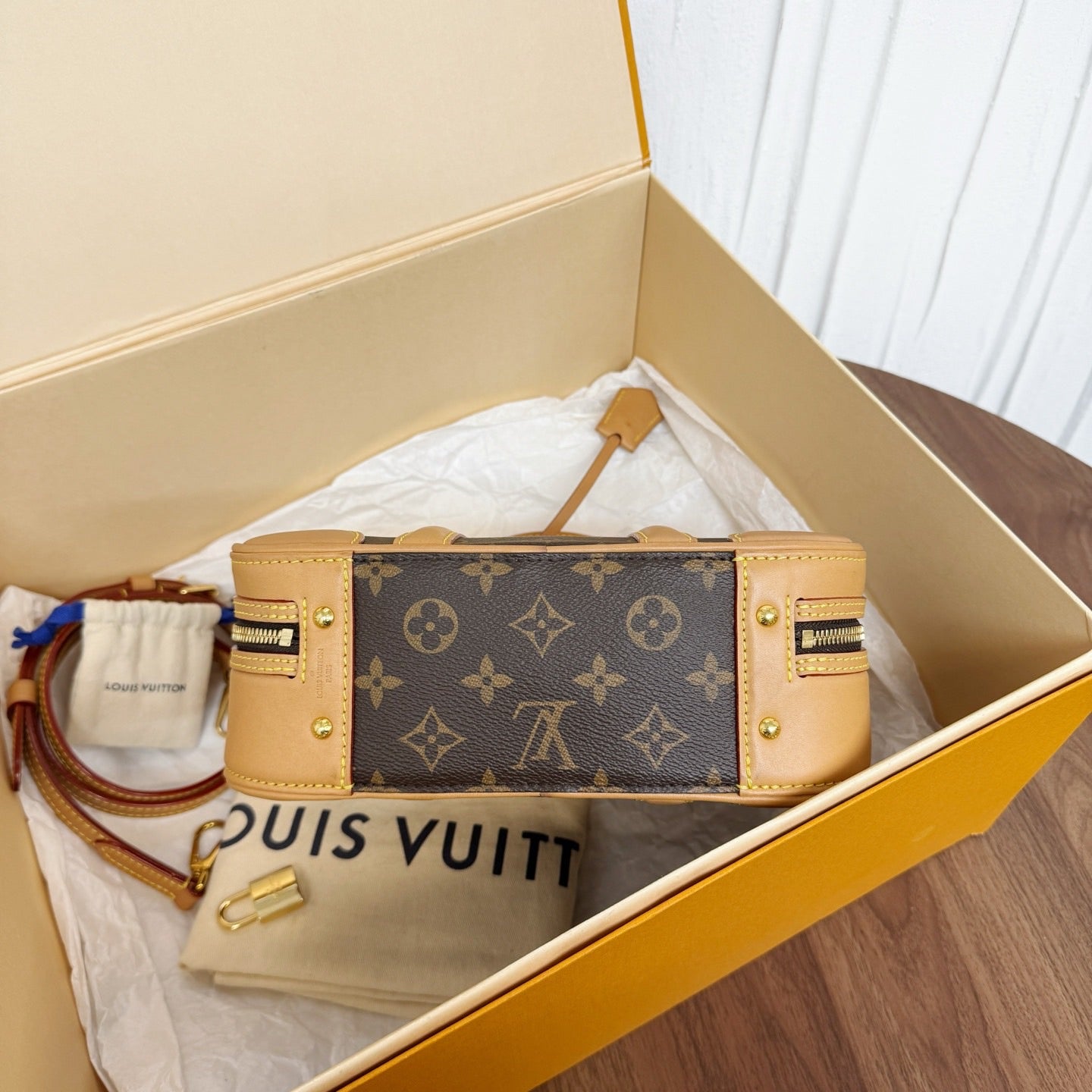 Louis Vuitton shoulder bag 17832228