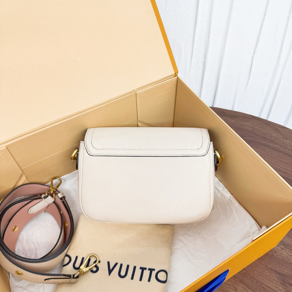 Louis Vuitton lock me ever shoulder bag 17259733
