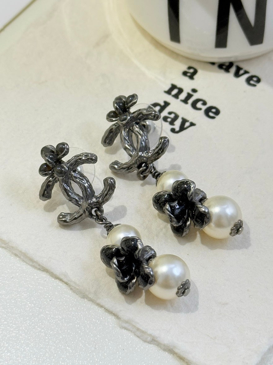 💕 Chanel 12C Flower Pearl Drop Earrings #16250