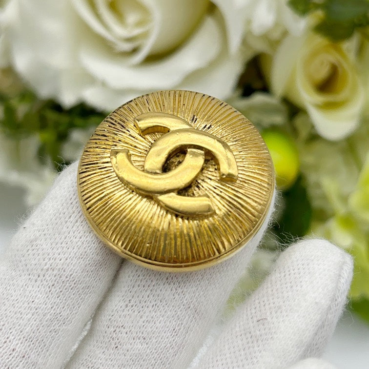 CHANEL Vintage CC Logo Sunburst Round Brooch ch8922vv