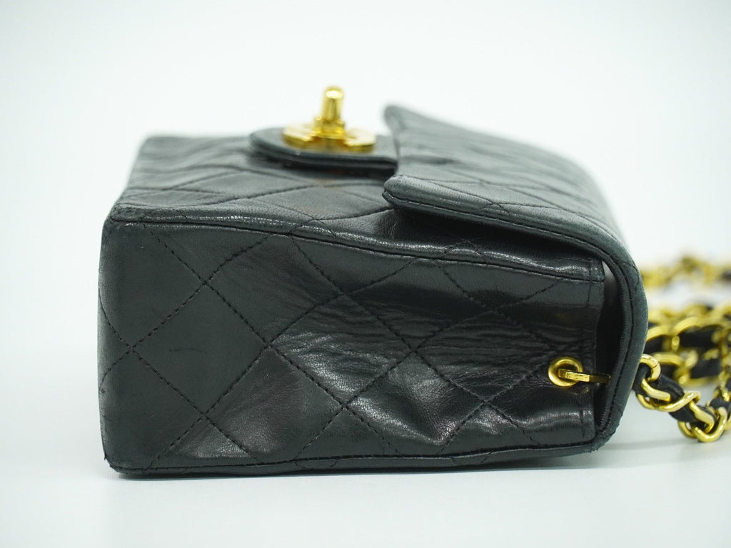 Chanel Vintage Square Classic Single Flap Bag Quilted Leather Black Leather Handbag ( )