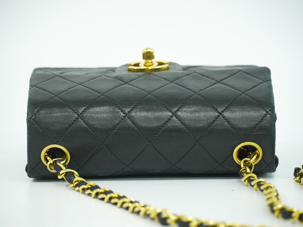 Chanel Vintage Square Classic Single Flap Bag Quilted Leather Black Leather Handbag ( )