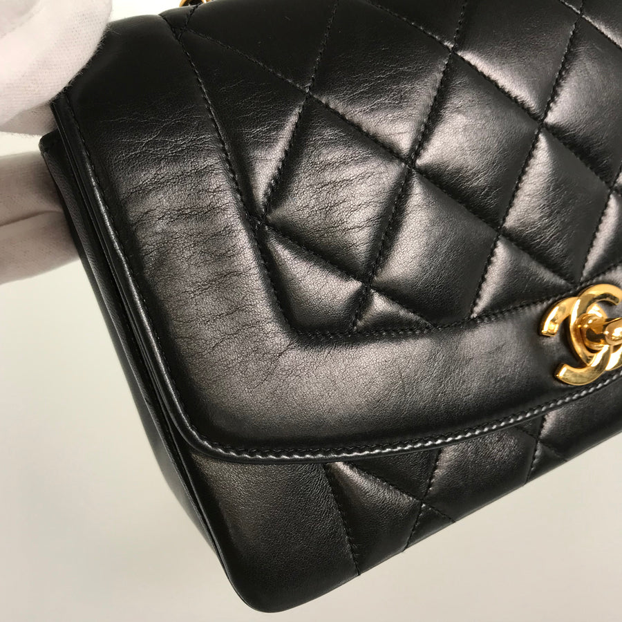 CHANEL Diana 22 Shoulder bag