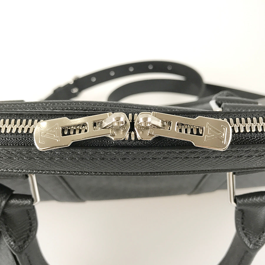 LOUIS VUITTON Taiga Porte Documents Voyage M30925 Briefcase